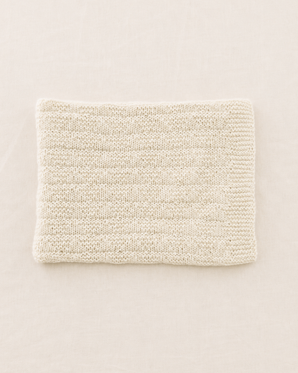 Vista cenital de la manta bebé Clara doblada en 100% Baby Alpaca natural — Nuna Nina