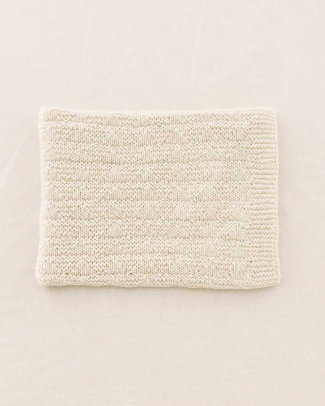 Vista cenital de la manta bebé Clara doblada en 100% Baby Alpaca natural — Nuna Nina