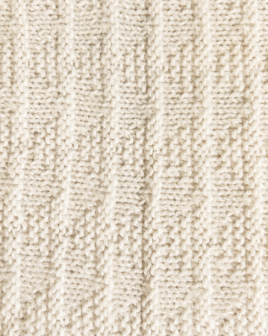 Detalle del patrón de triángulos tejido a mano en Baby Alpaca natural — Manta Clara Nuna Nina